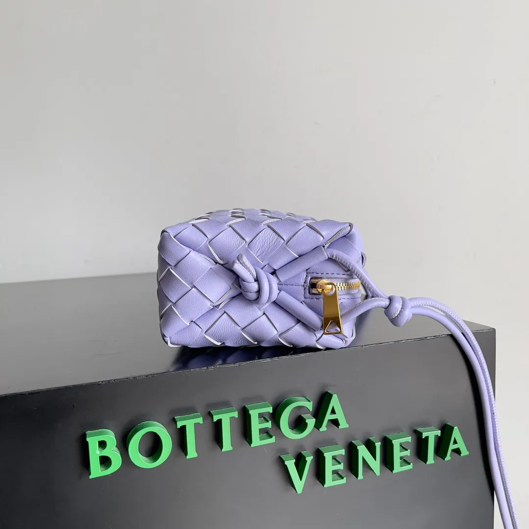 Batch 1560 New version and new color (third generation) 𝗕𝗼𝘁𝘁𝗲𝗴𝗮 𝗩𝗲𝗻𝗲𝘁𝗮———— The latest version of the loop camera bag💥 at the BV King of Cost-Effectiveness counter, large woven texture➕As always, ultra-high-quality lambskin, with zippers and adjustable drawstrings, it is especially suitable for the belly💫It can fit anything, and it is very light in weight. It is suitable for girls of all ages. Size: 17*10*6cm Style number: 723547